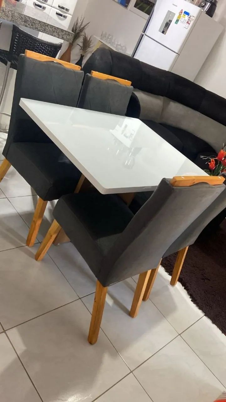 Mesa de Jantar Elegante com Cadeiras - Impecável! - Foto 5