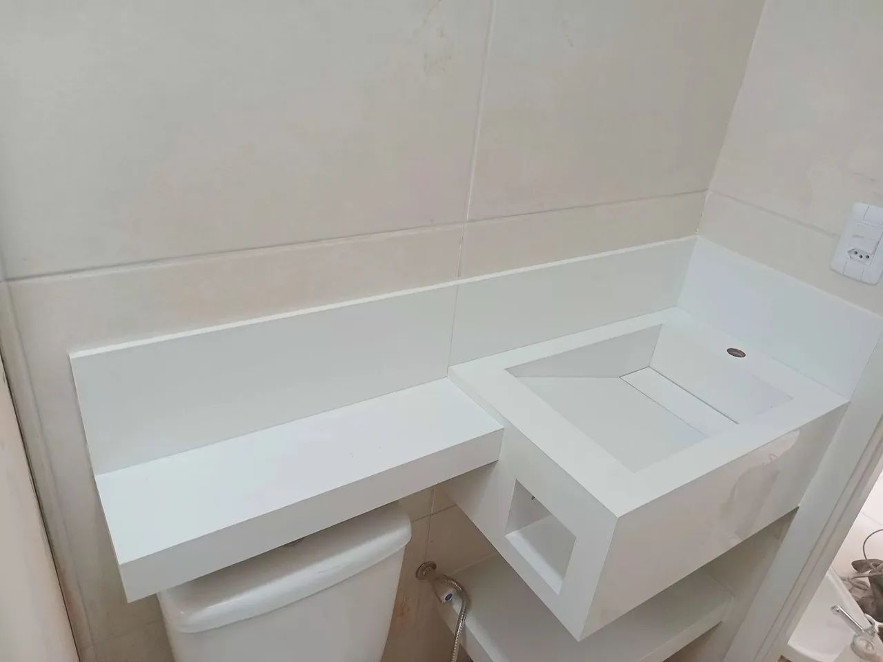 Cuba de banheiro moderna em branco