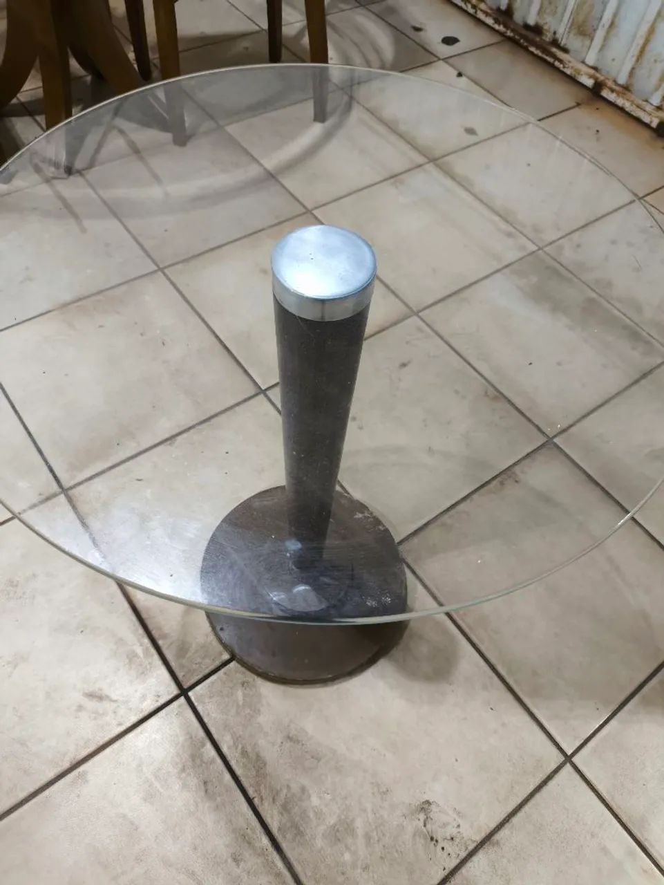Mesa de centro em vidro com base de madeira