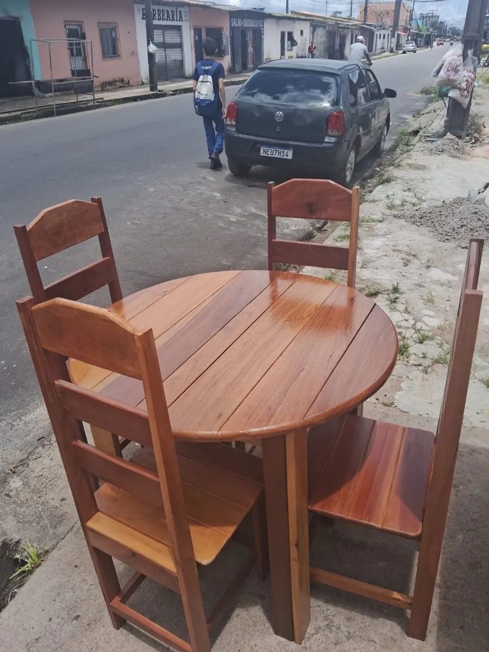 Conjunto de mesa redonda com 4 cadeiras de madeira