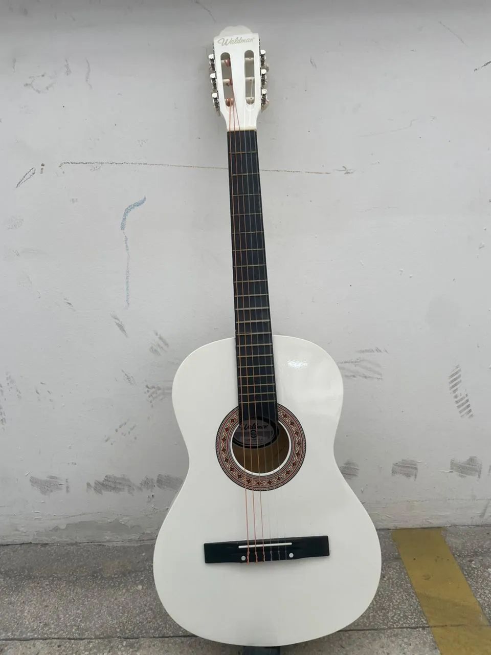 White guitar64301531103875121