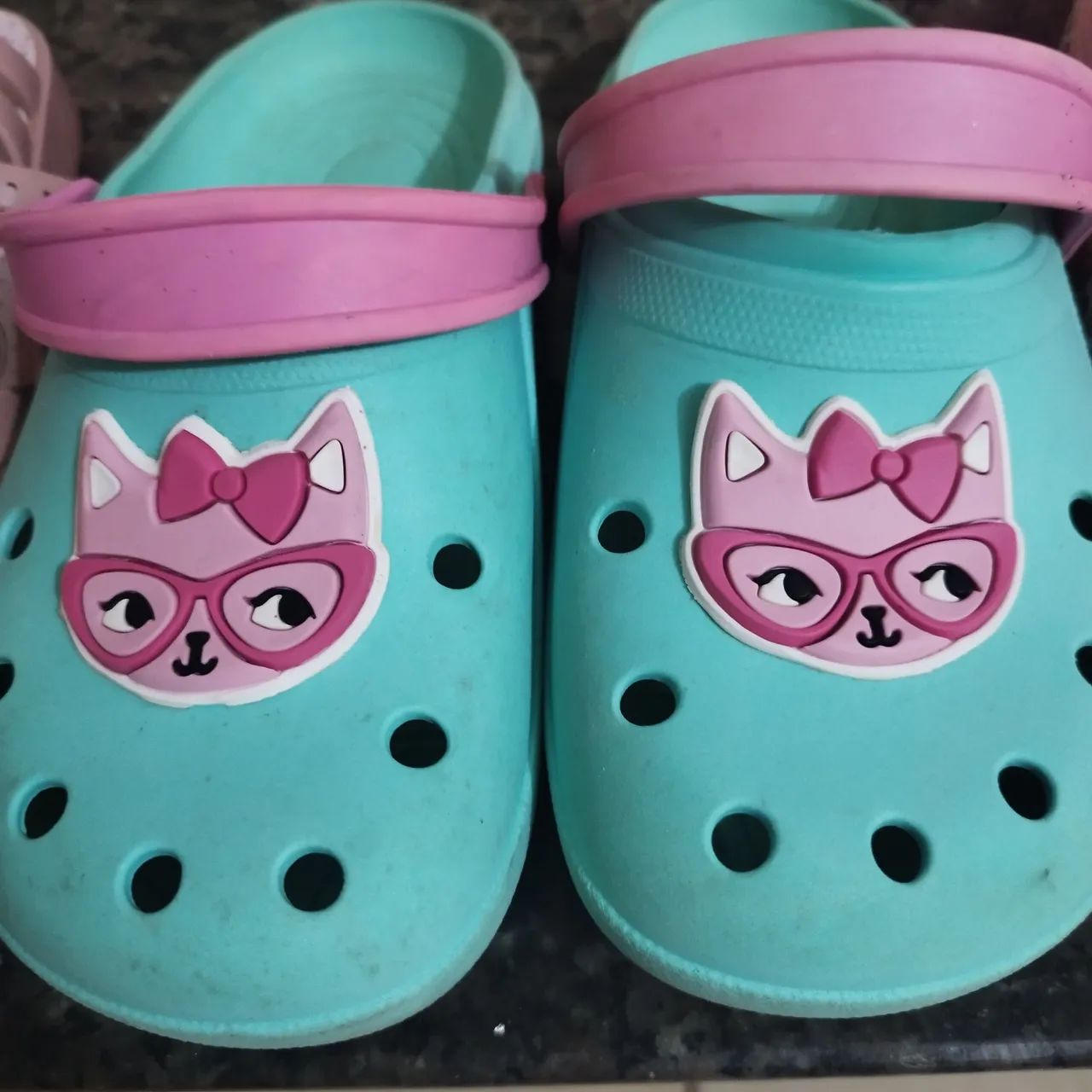 Chinelos infantis Crocs da Marie - Foto 2