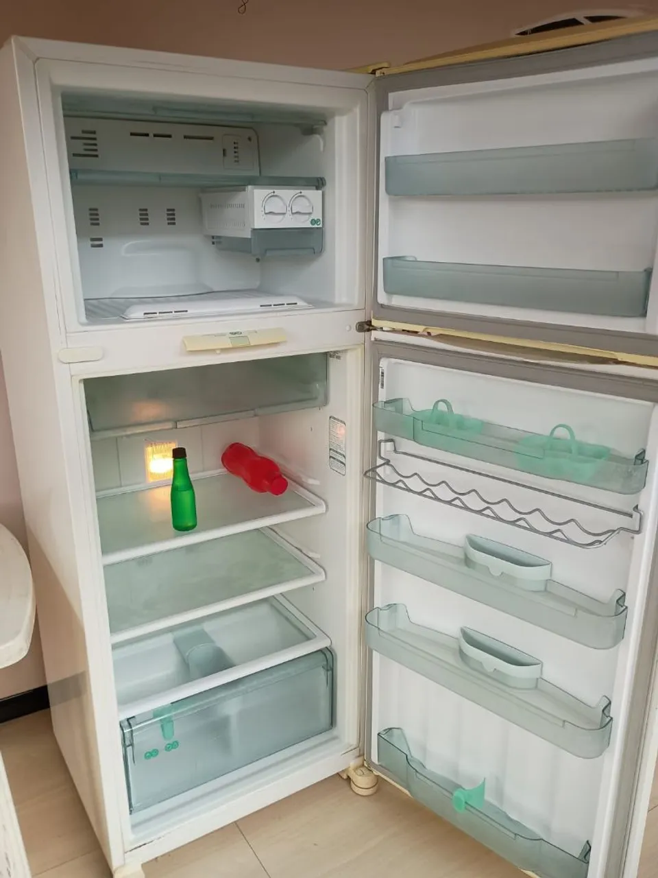 Geladeira Branca com Freezer Superior