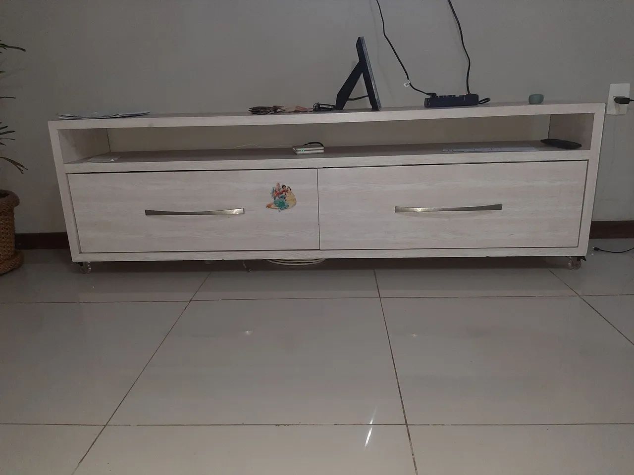 Móvel para TV com gavetas e prateleira