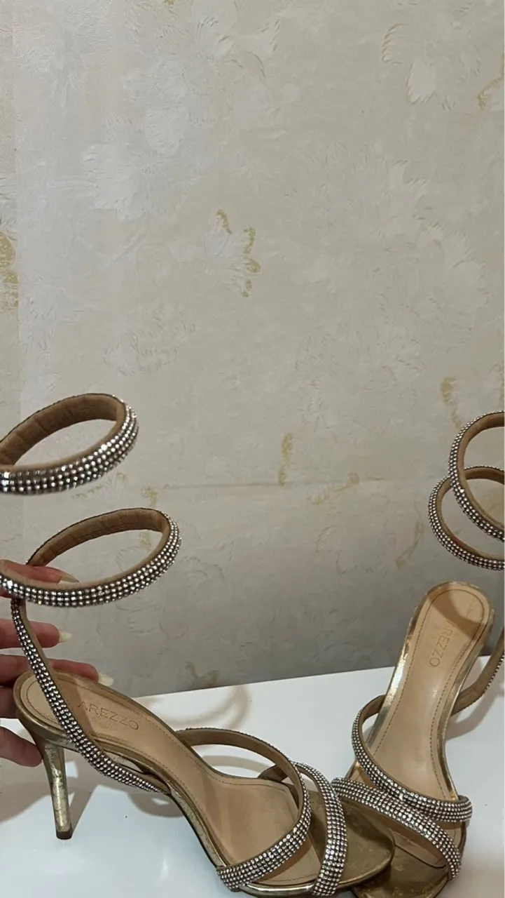 Sandália Feminina Arezzo Dourada com Strass