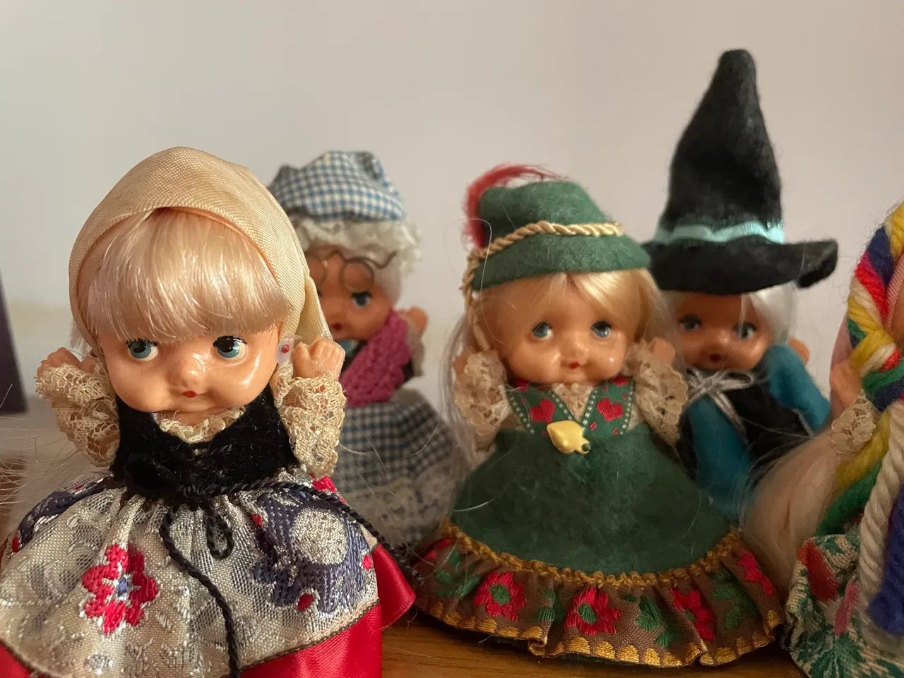 Conjunto 6 bonecas vintage com trajes folcloricos 9 cm  - Foto 3
