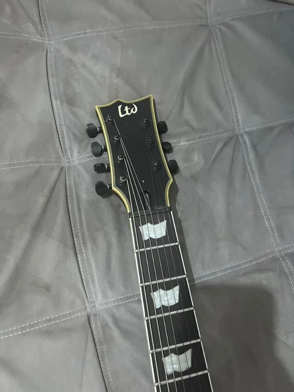 Guitarra LTD 7 cordas EC 407 com EMGs - Foto 2