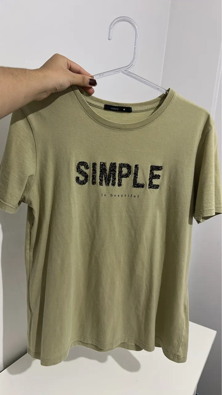 Camiseta Verde com Detalhe "Simple"