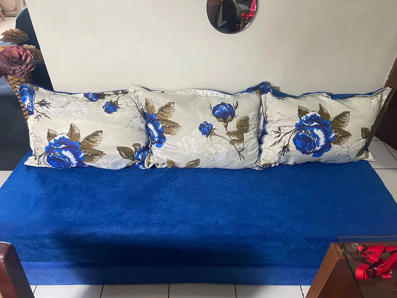 Sofá Azul com Almofadas Florais64861426506241121