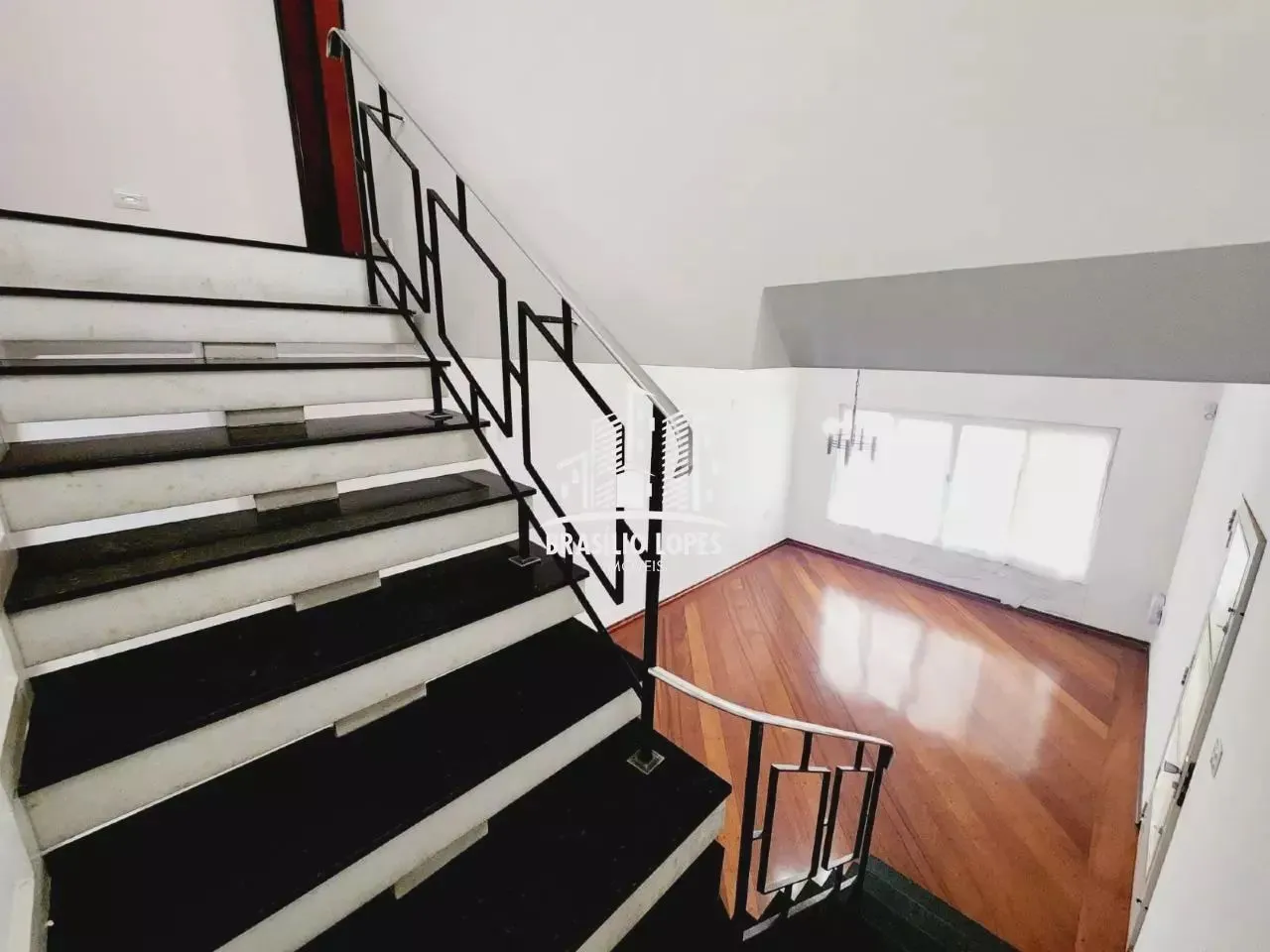 Sobrado para locação no Moinho Velho com 3 quartos e 2 vagas