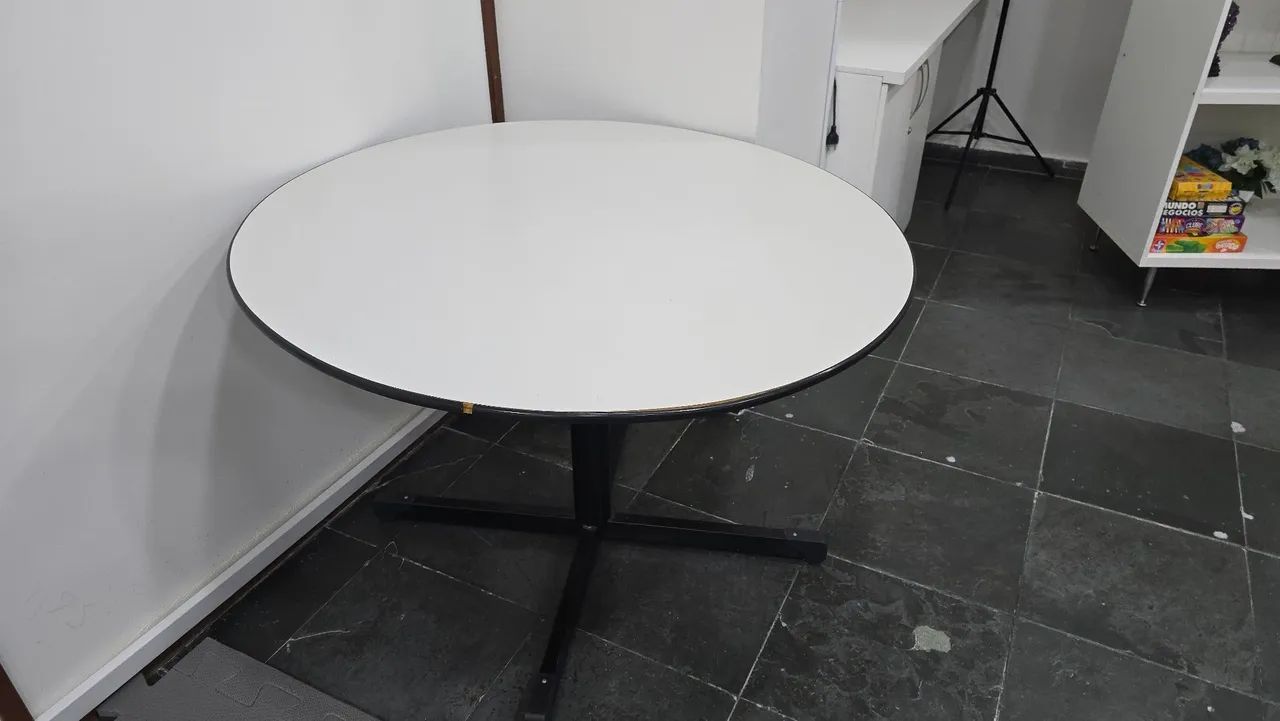 Mesa redonda cinza64187452542466120