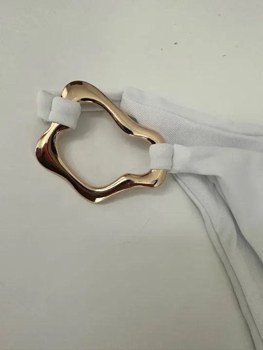 Biquíni branco com detalhe dourado - Foto 3