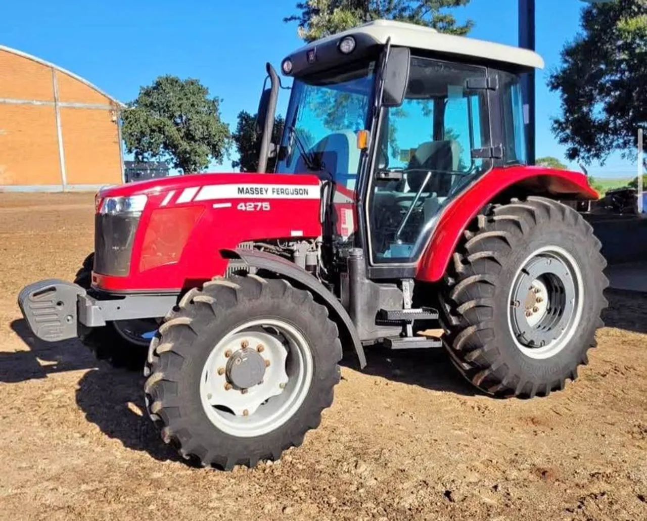 Massey Ferguson 4275 (Parcelo através do PLANO SAFRA)