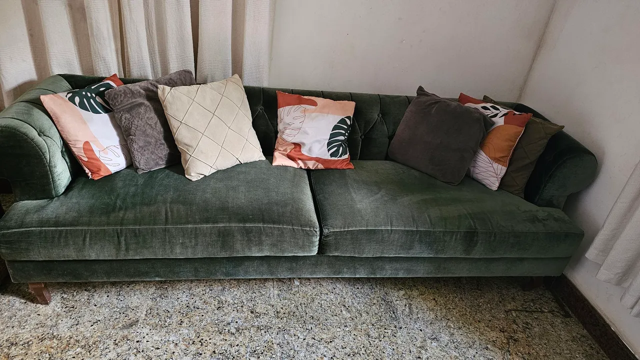 Sofá verde elegante e confortável