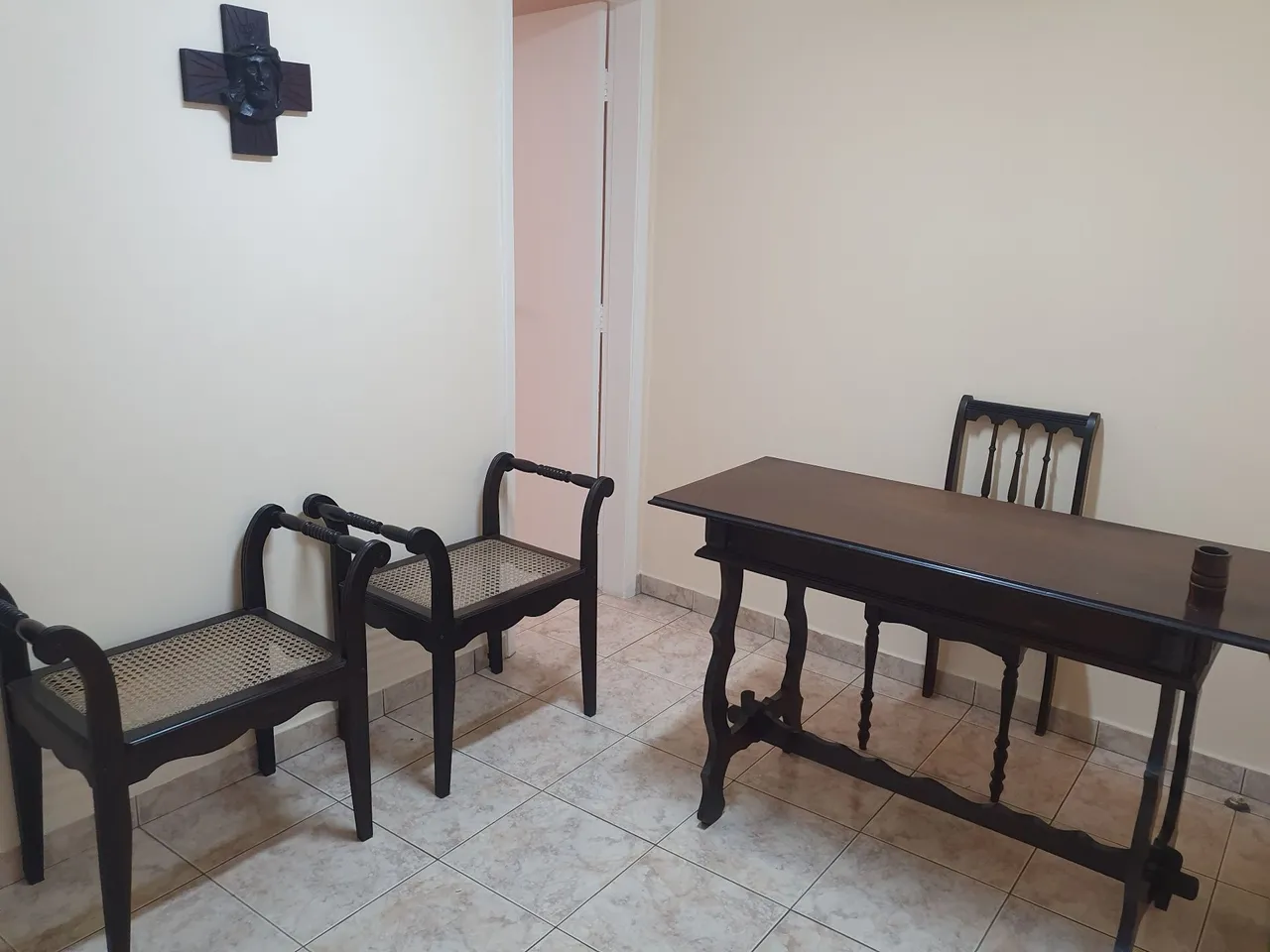 Conjunto de Cadeiras e Mesa Antiga