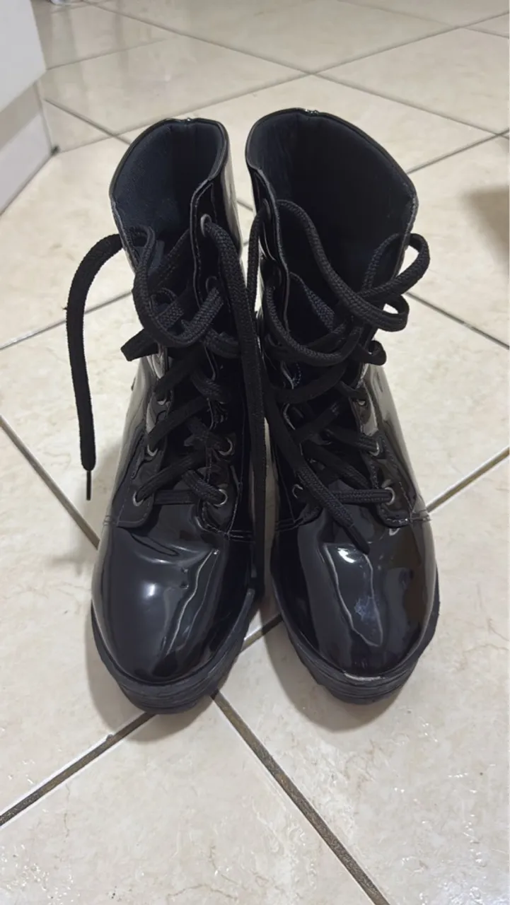 Botas coturno verniz pretas