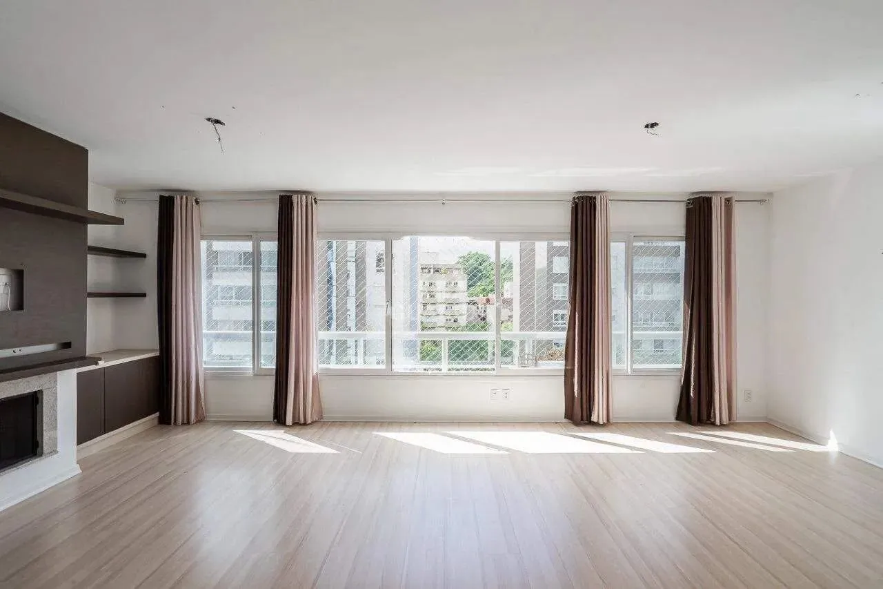Apartamento com 4 suítes e 3 vagas de garagem no coração do bairro Menino Deus!