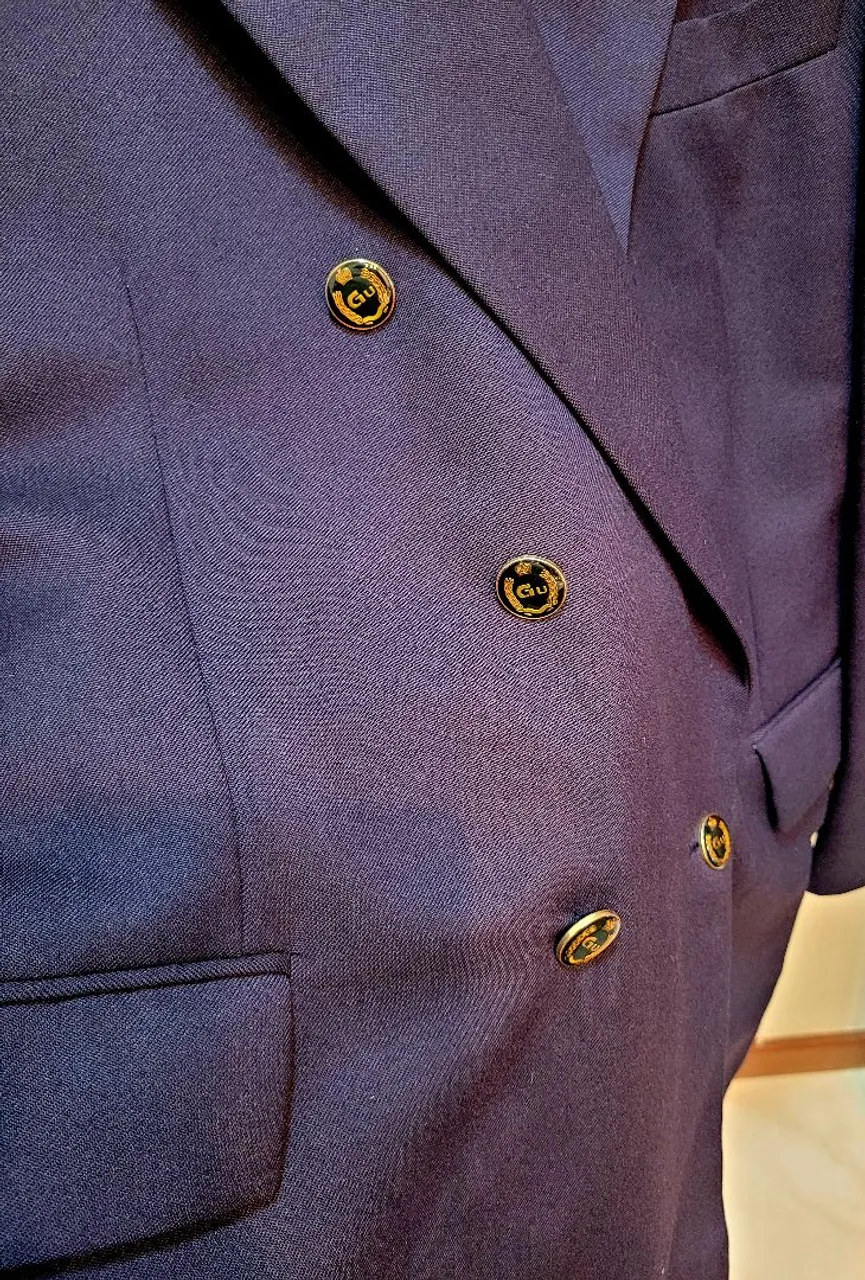 Blazer azul marinho com botões dourados