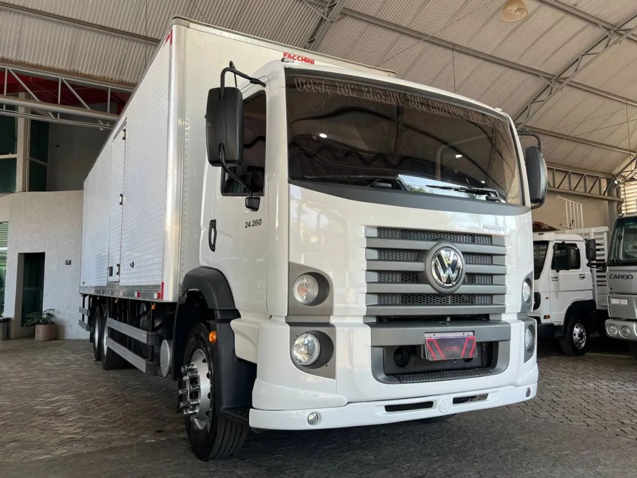 Caminhão VW 24.260 24260 Trucado 6x2 Baú 8.5 metros - Foto 3