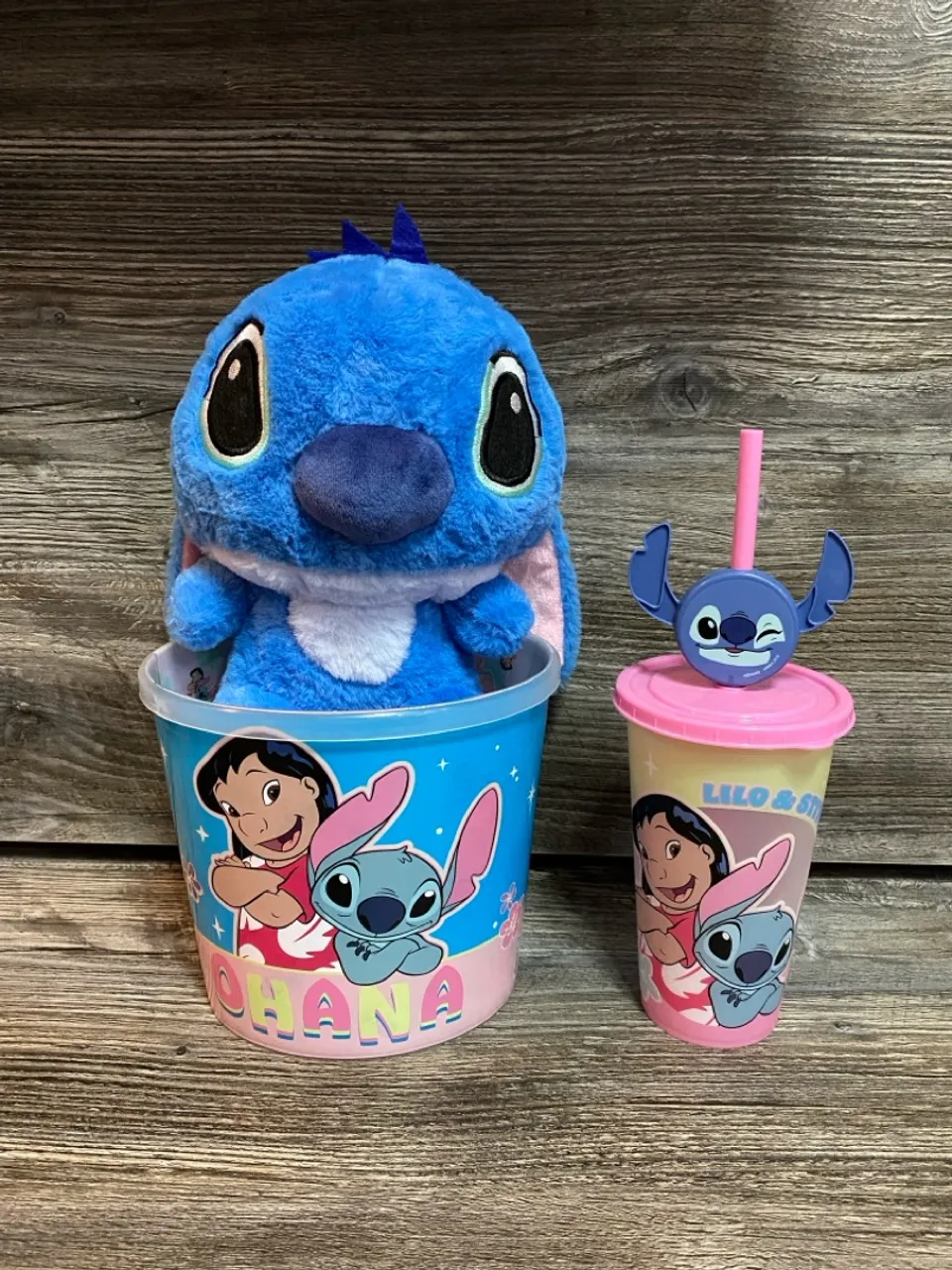 Kit Stitch: Pelucia + Balde de Pipoca + Copo com Pelúcia