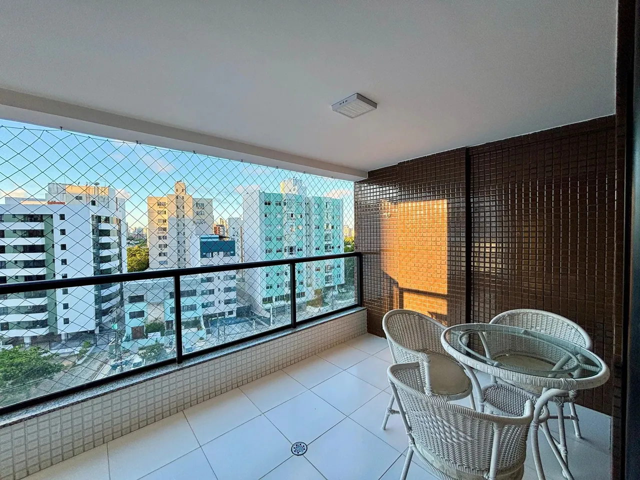 Apartamento com 2 quartos e varanda à venda no Itaigara