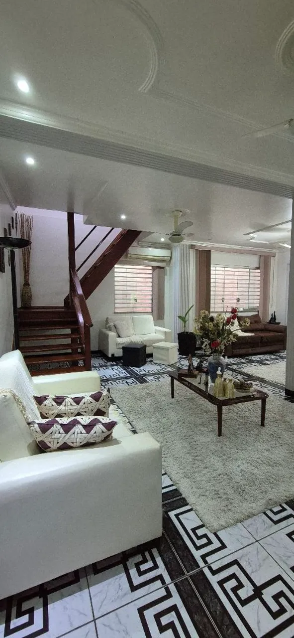 Excelente Casa 3 andares c/ Piscina na Área mais desejada.