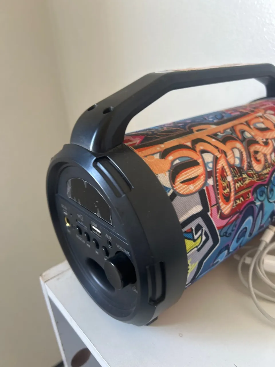 Caixa de Som Bluetooth com Design Graffiti