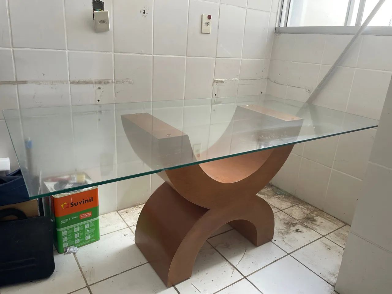 Mesa de centro de vidro com base em madeira