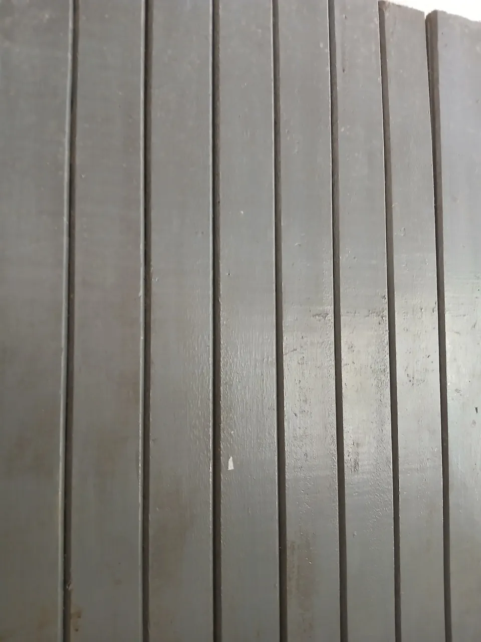 Mesa com ripas cinzas