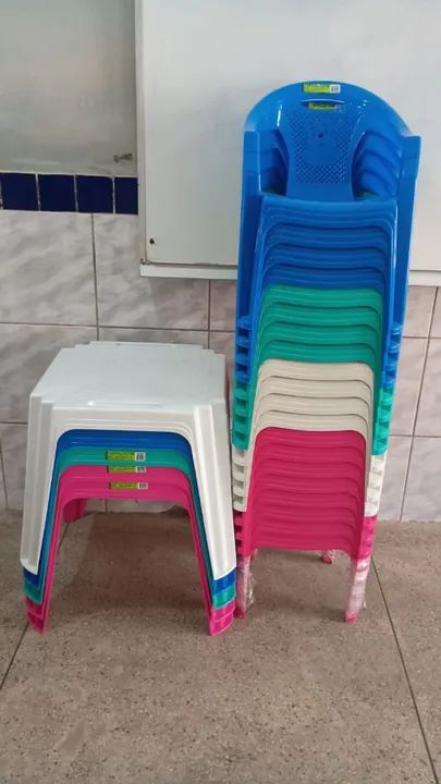 Cadeiras infantis de plástico coloridas - Foto 2