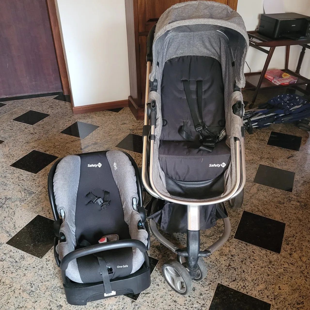 Carrinho de bebê Safety 1st e bebê conforto