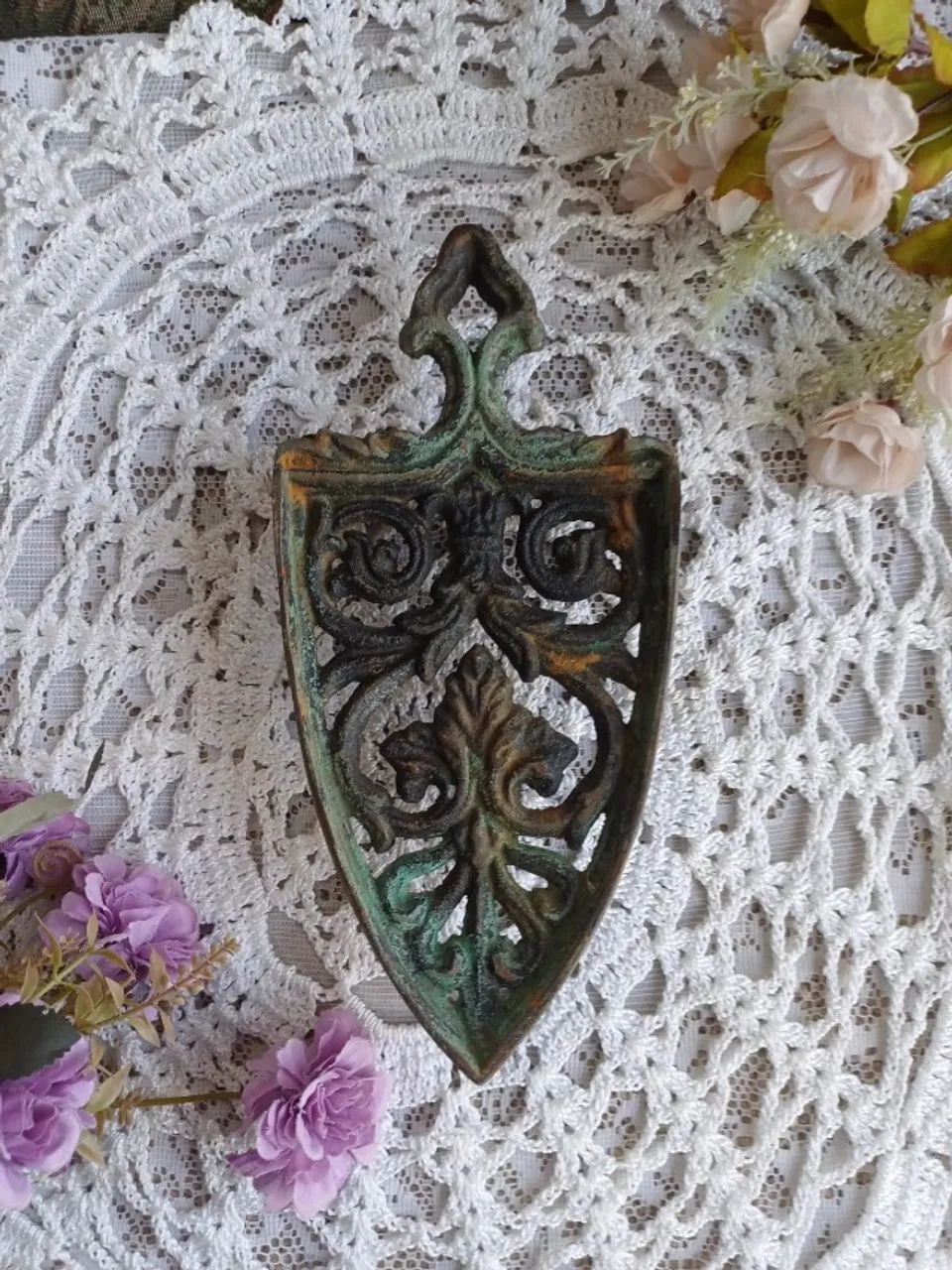 Suporte antigo em bronze para descanso de ferros de passar roupa todo ornamentado