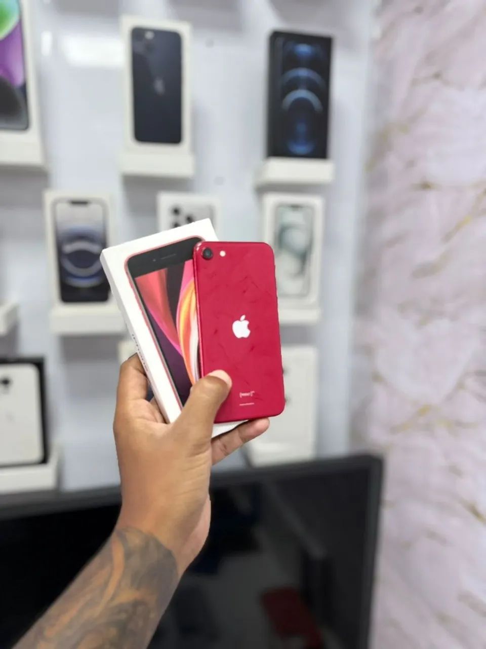 IPHONE SE 64GB RED<br>R$ 599,00 MUITO TOP - Foto 3