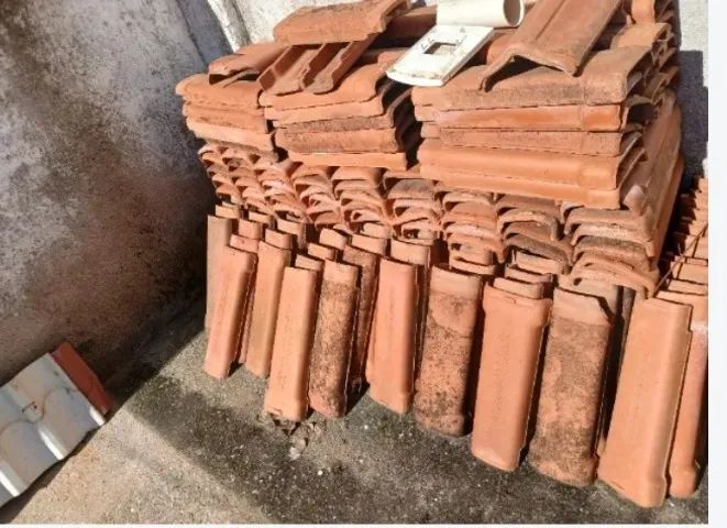 Vendo 500 telhas capas e bicas e também 19 cumeeira. DISPENÇO CURIOSOS ACEITO TROCA