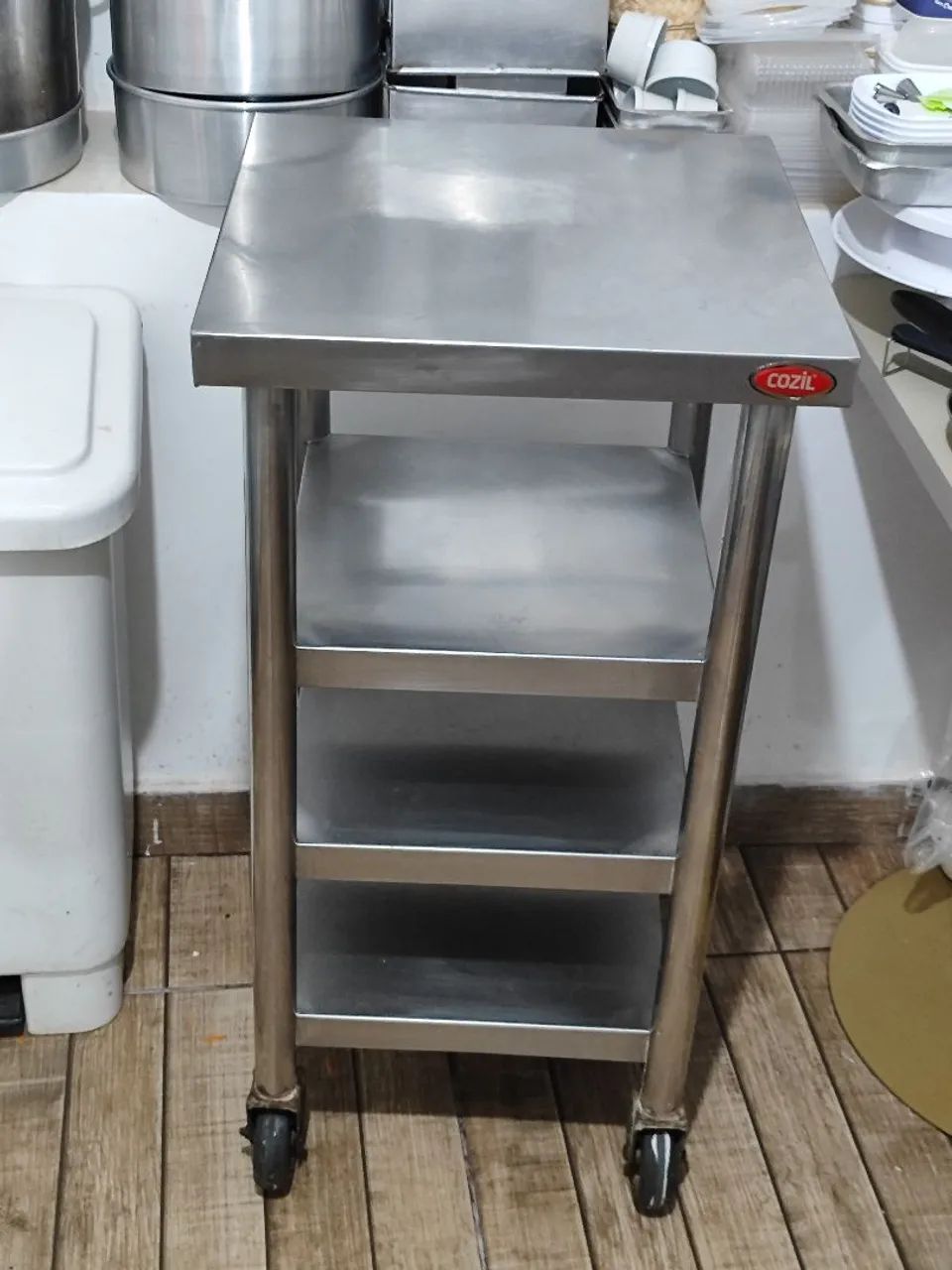 Bancada inox com rodinhas e prateleiras 