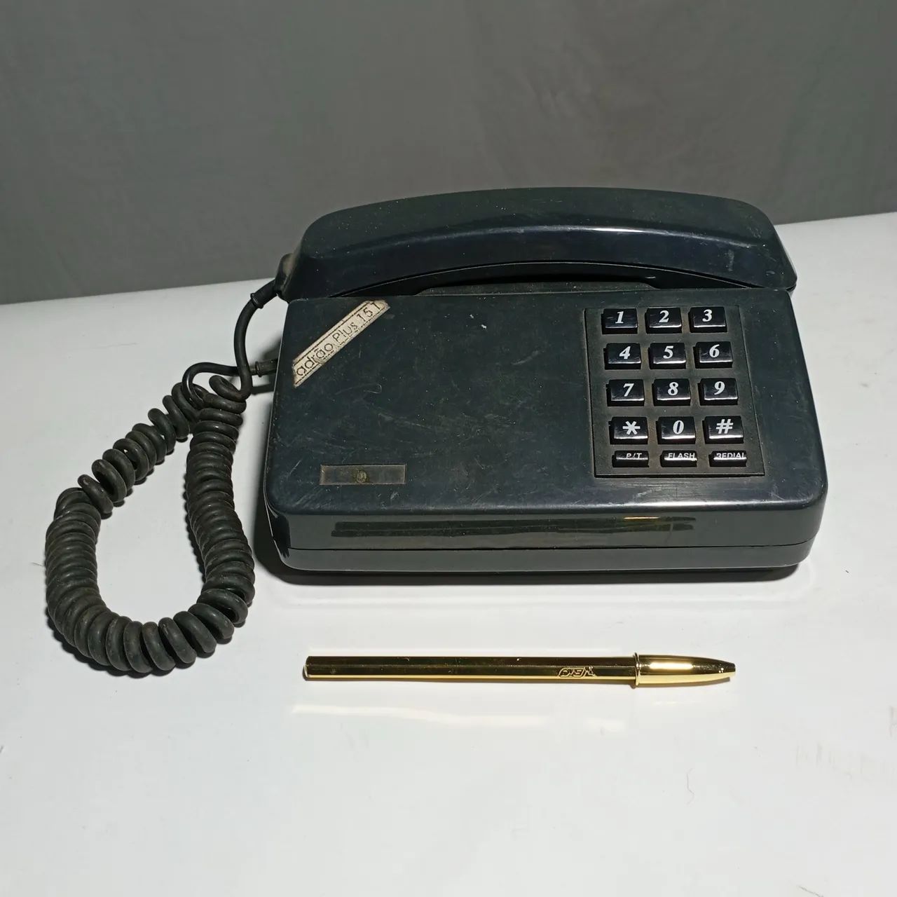 Antigo telefone de mesa