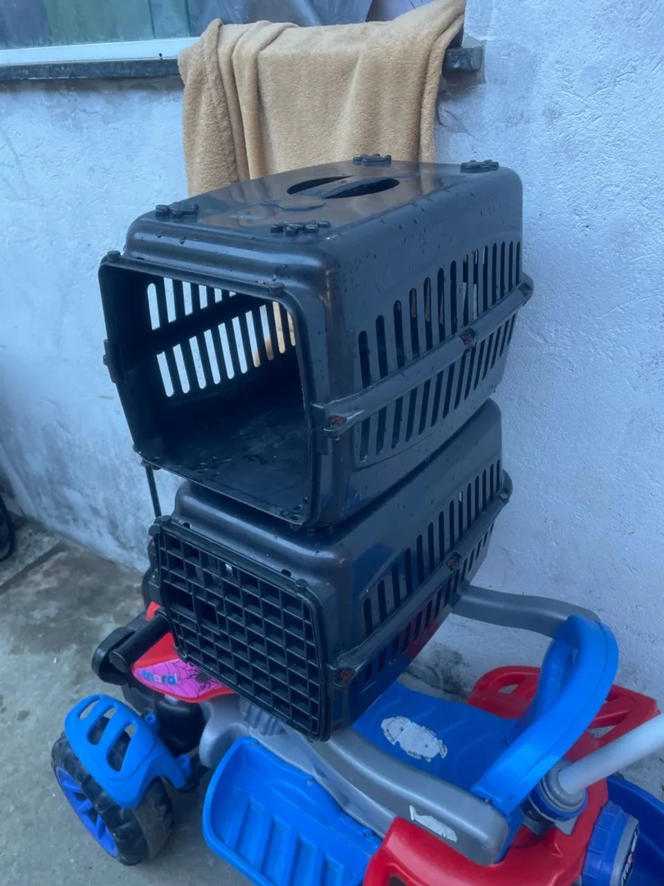 Duas caixa de pet 