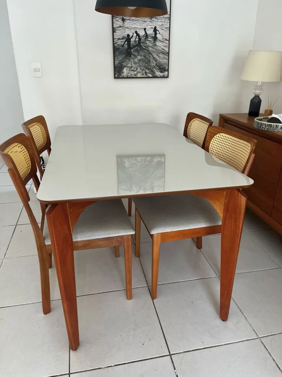 Mesa de jantar com cadeiras de palhinha