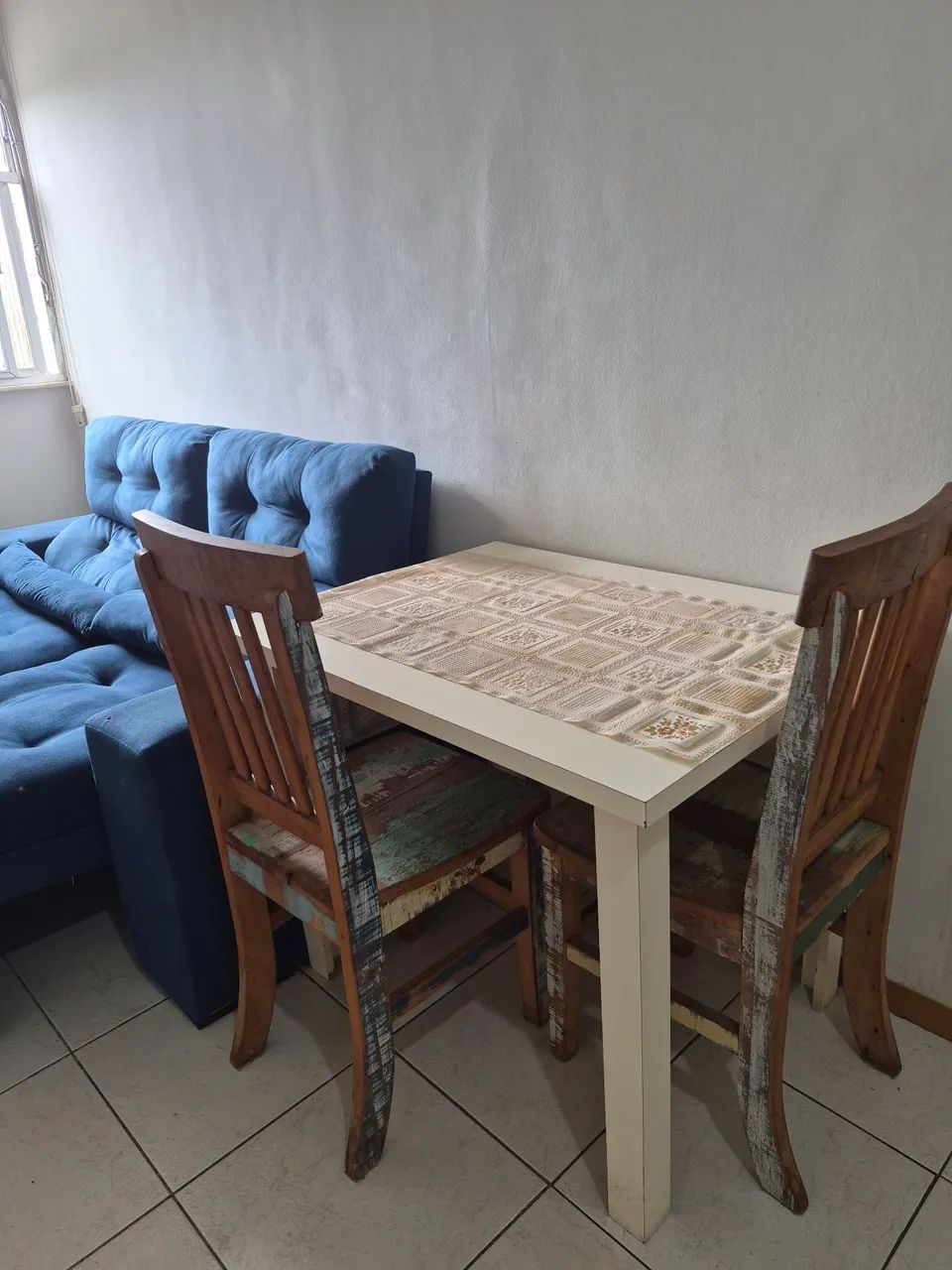 Vendo Conjunto de Sofá Retrátil com 200cm e Mesa com 2 Cadeiras de Madeira Maciça Rústica  - Foto 4