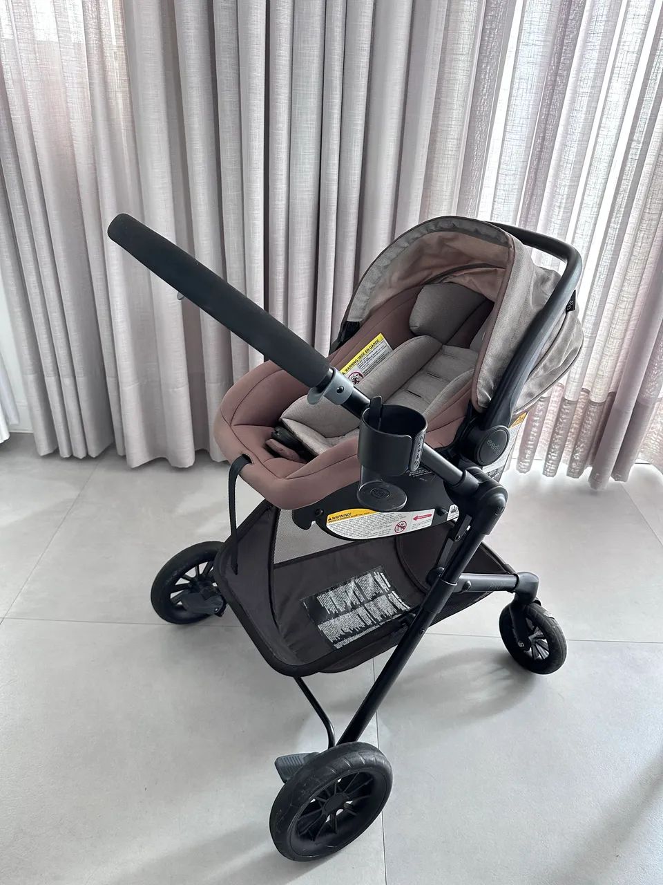 Carrinho de bebê e bebê conforto evenflo pivot - Foto 5