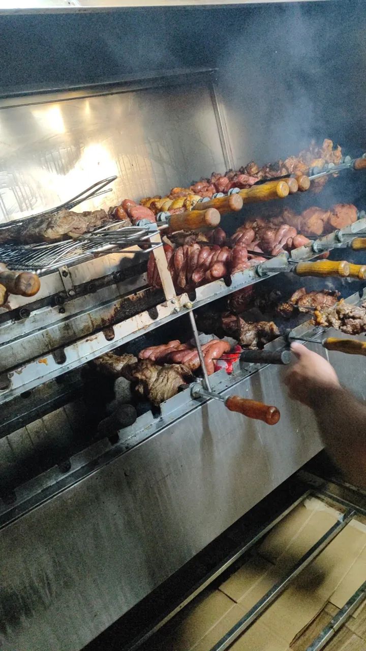 CHURRASQUEIRO e Atendente CONTRATA-SE