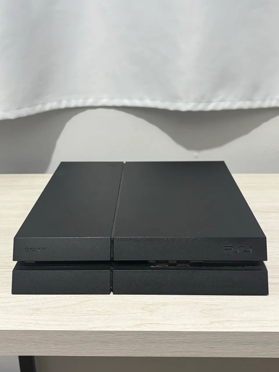 PS4 com 2 controles 