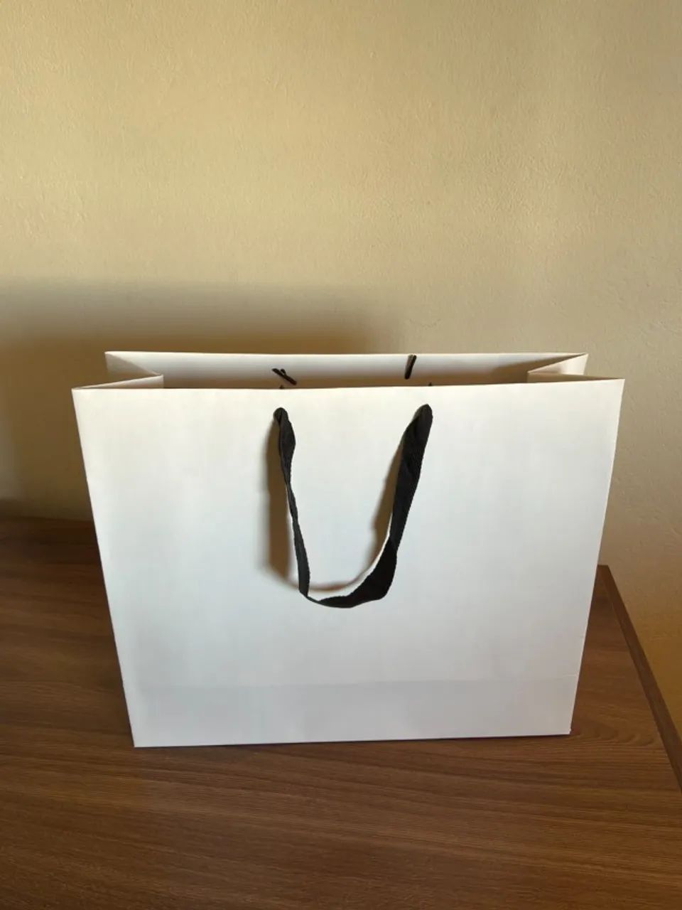 Sacola de papel premium com alça de gorgurão