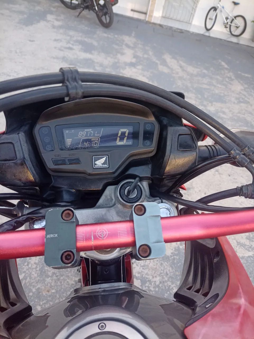 Moto em bom estado de uso