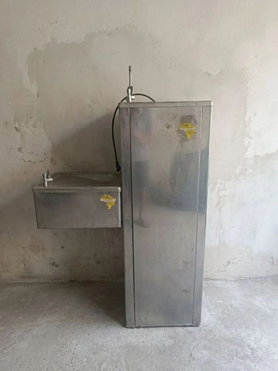 Bebedouro industrial em inox com acessório acessível.