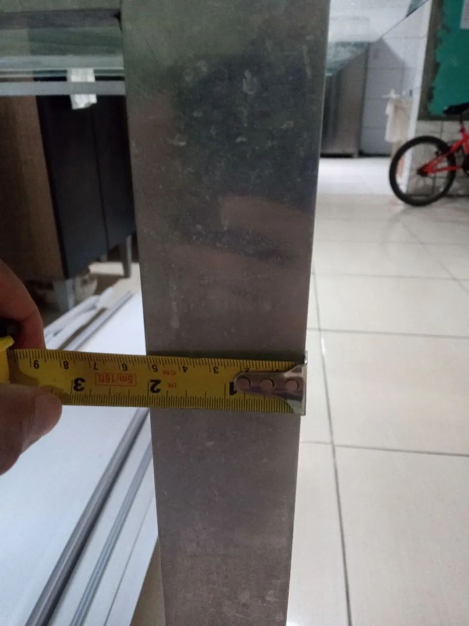 Mesa de vidro com base de alumínio maciço  - Foto 3