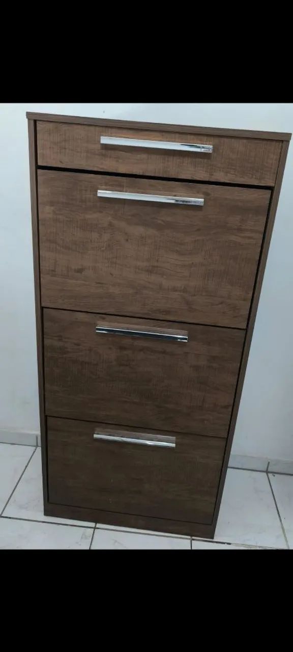 Sapateira em ótimo estado 