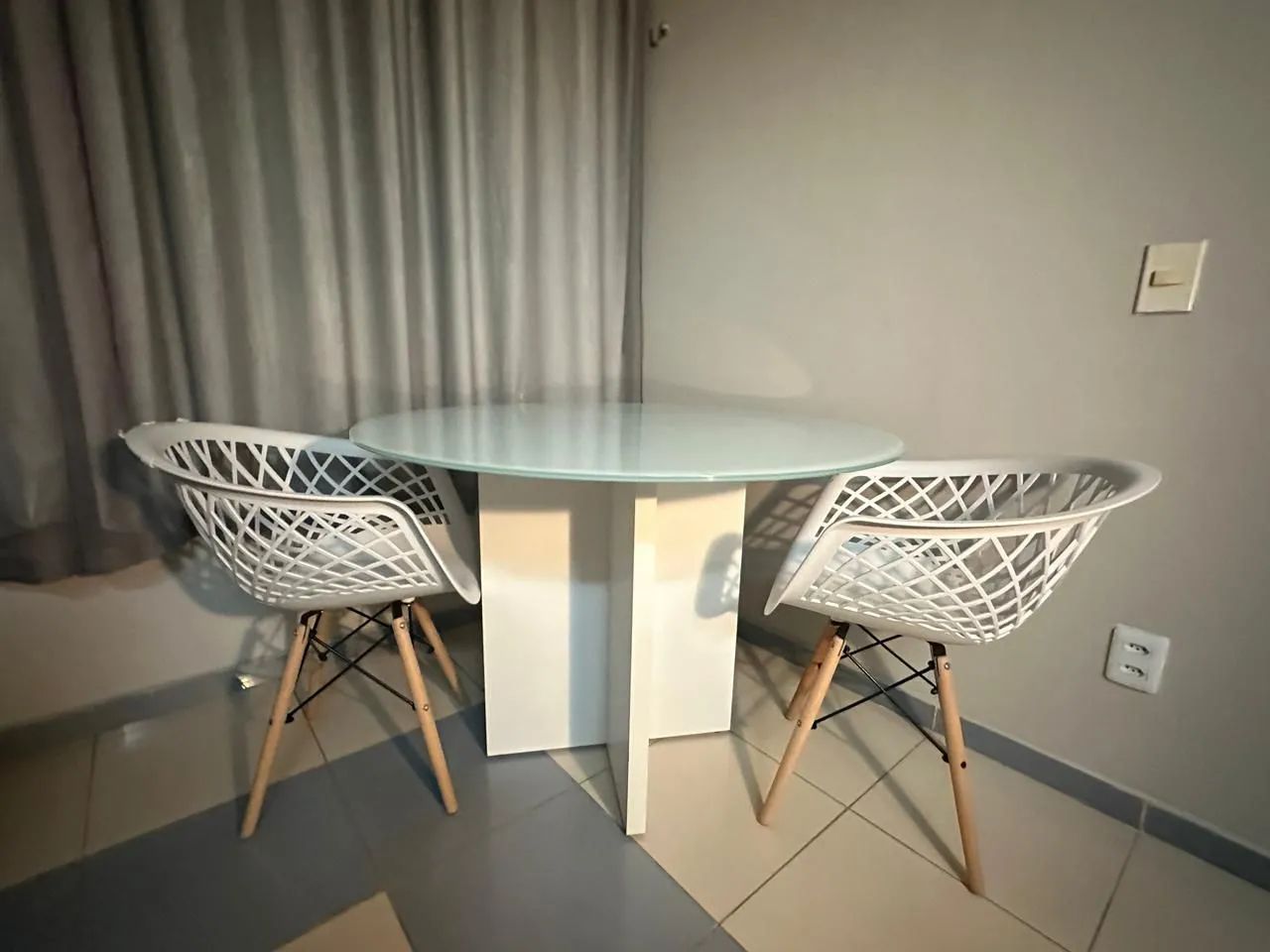 Mesa de Jantar redonda com tampo de vidro (SEM CADEIRAS). - Foto 4