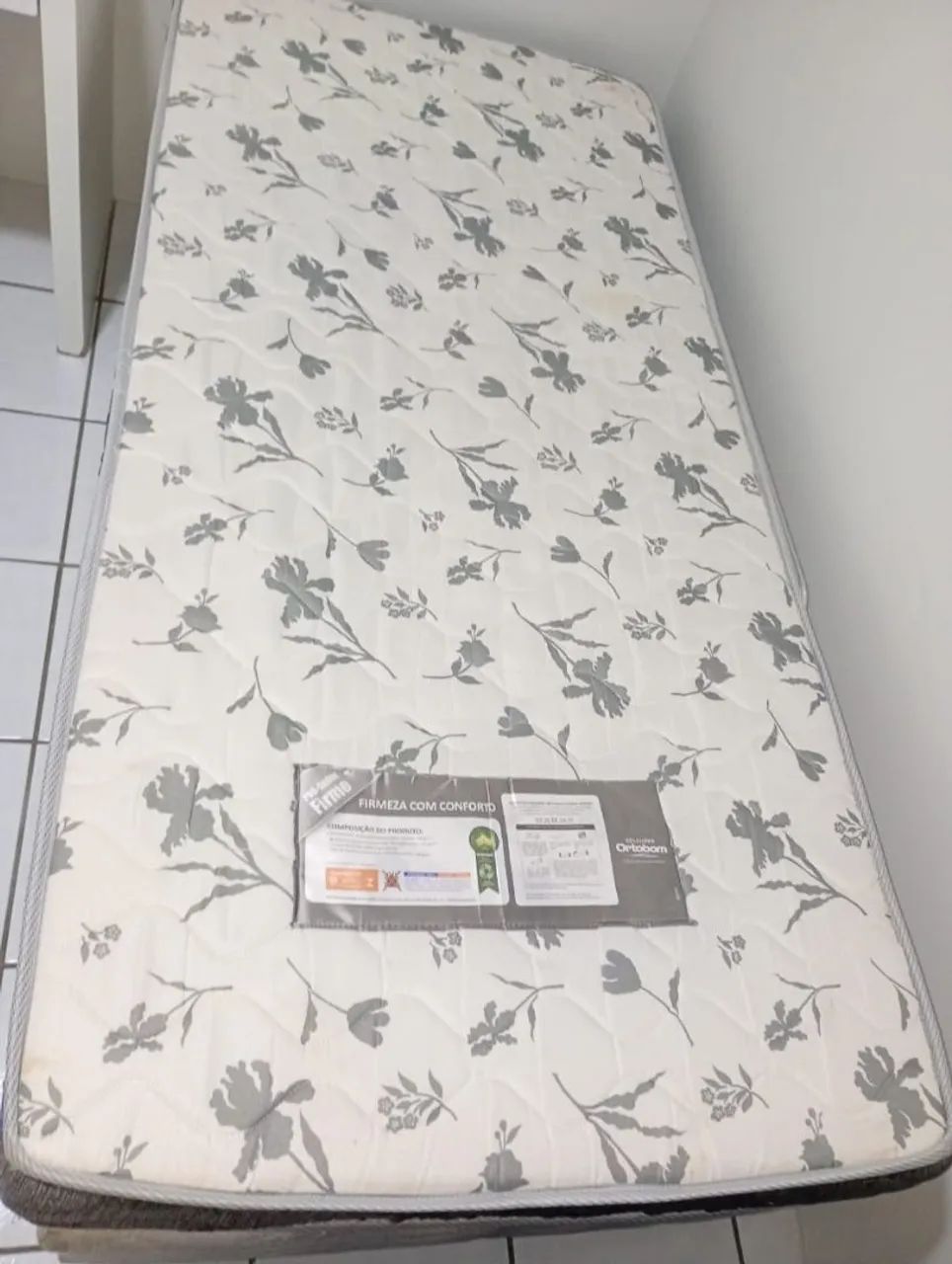 Cama de solteiro com baú 