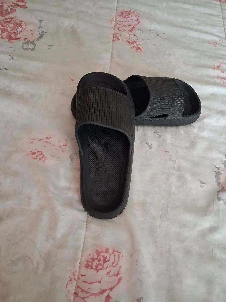 Chinelo de borracha preto. - Foto 2